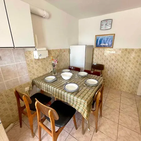 In 44017 بيت للعطل