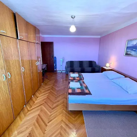 In 44017 بيت للعطل